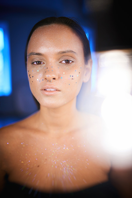 Жіночий портрет у студії в Дніпрі — дівчина з довгим волоссям.