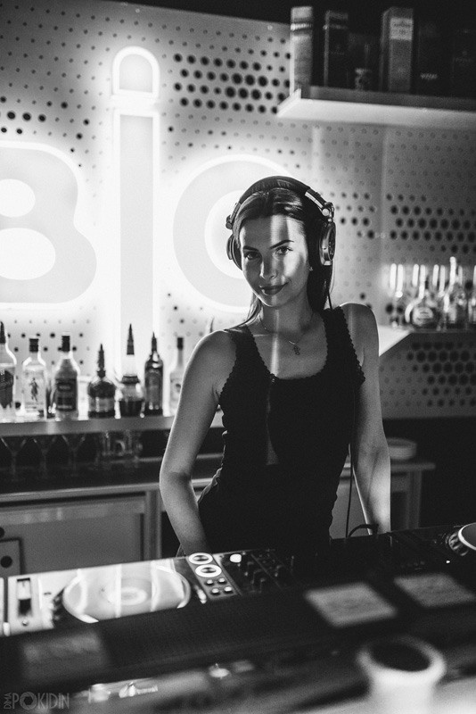 Дівчата на танцполі в Дніпрі — музика та яскраві вогні.