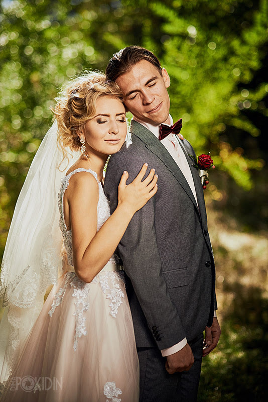 Свадебная фотосессия в Днепре — жених и невеста улыбаются на улице.