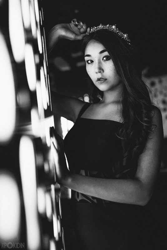 Фотограф Діма Покидін у Дніпрі — дівчата спілкуються за барною стійкою в клубі.