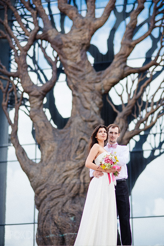 Фотограф Дніпро зафіксував чудову мить на весільній церемонії, коли наречений ніжно обіймає наречену під час обміну обітницями.