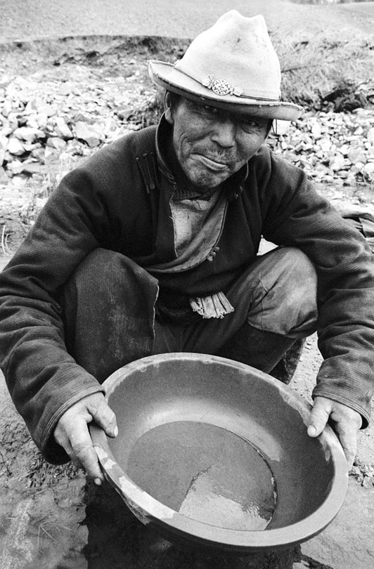 Illegal gold mine, Mongolia. 2009