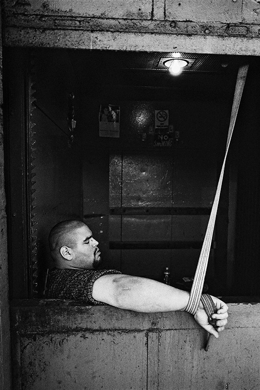 Лифтёр, центр Манхэттена, Нью-Йорк, США. Июнь 2000