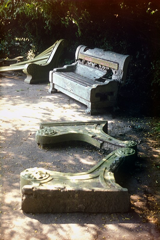 Перестройка. Разбитые скамейки близ пляжа Аркадия, Аркадия, Приморский район, Одесса, УССР. Август 1985