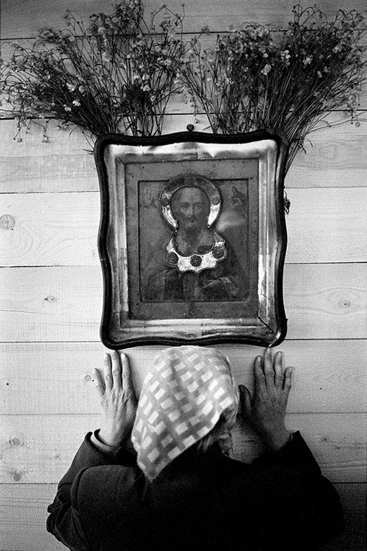 Перед иконой, село Великорецкое, Юрьянский район, Кировская область, Россия. Июнь 2007