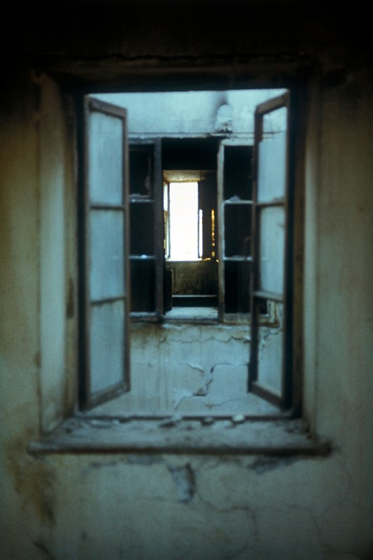 Навылет. Ветхое строение в переулке Чайковсого, Приморский район, Одесса, УССР. Апрель 1985