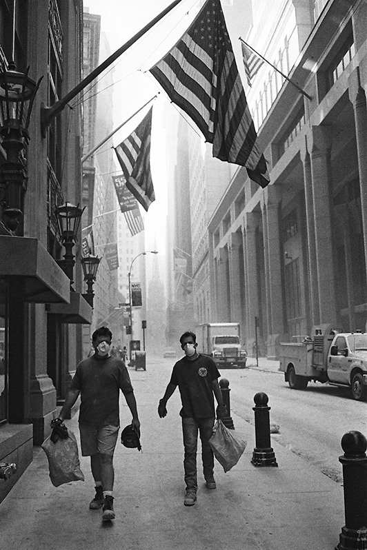 Ньюйоркцы, собираюющие пепел, центр Манхэттена, Нью-Йорк, США. 12 сентября 2001