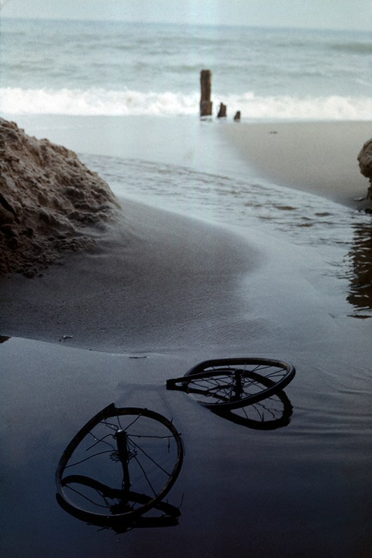 Песочные часы. Сломаный велосипед на пляже Золотой берег, 16-я станция Большого Фoнтана, Приморский район, Одесса, УССР. Октябрь 1985