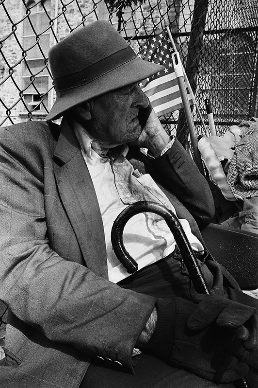 Ветеран на паперти, центр Манхэттена, Нью-Йорк, США. Октябрь 2000