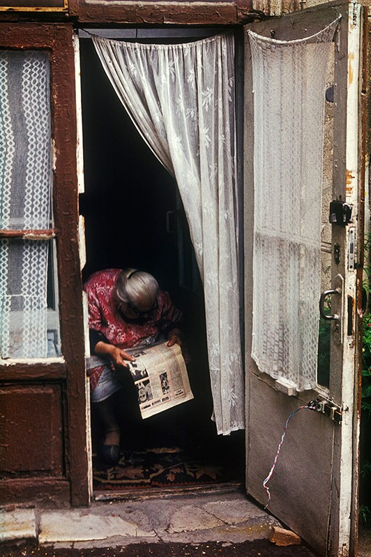 Под занавес. Ежедневное чтение газет на свежем воздухе, Соборная площадь (бывш. пл. Советской армии), Приморский район, Одесса, УССР. Август 1985