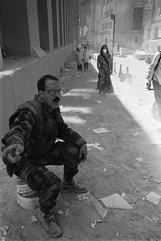 Выход из эпицентра, Уолл-стрит, Манхэттен, Нью-Йорк, США. 11 сентября 2001