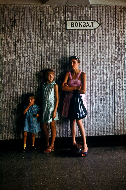 Юная троица в подземном переходе на привокзальной площади, Приморский район, Одесса, УССР. Июль 1985
