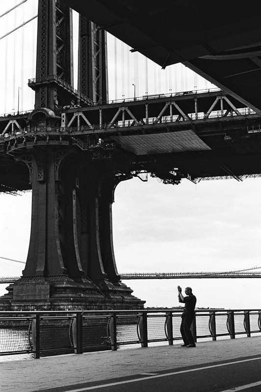 Манхэттенский мост, между центром Манхэттена и Бруклином, Нью-Йорк, США. Апрель 2000
