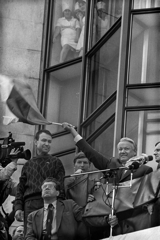 Boris Yeltsin, holding the Tricolour, announces victory over the State Committee for the State of Emergency (GKChP), Moscow, USSR. 22 August 1991 © Oleg Klimov
