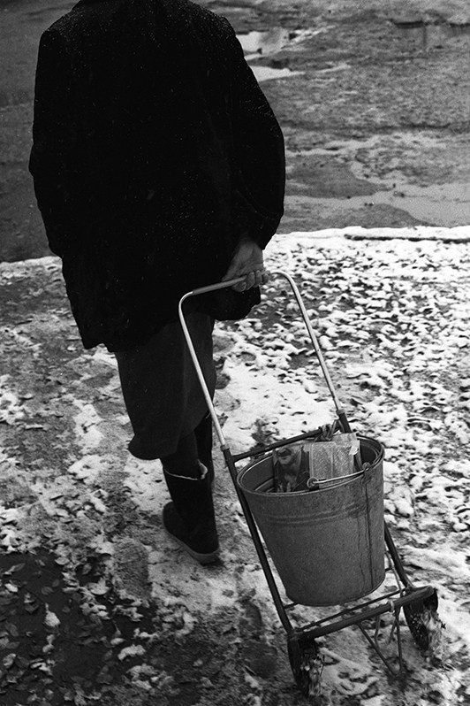 Женщина тащит тележку с ведром и утварью для уборки, Запорожье, УССР. 1989