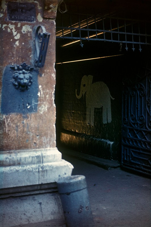 Вход в детство. Подворотня ведущая в детский сад, улица Маразлиевская (бывш. ул. Фридриха Энгельса), Приморский район, Одесса, УССР. Май 1985