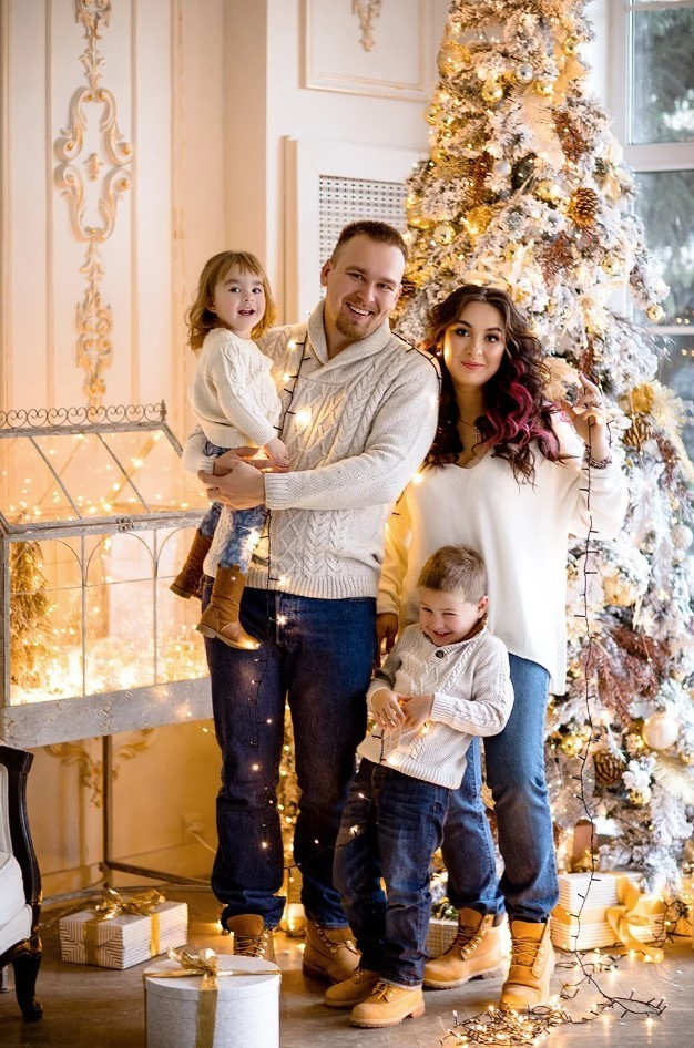 Новогодние фотосессии в студии. Семейный фотограф Великодолинское