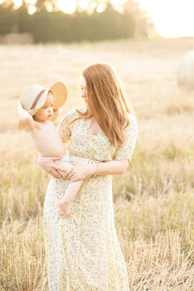 Sommer-Fotoshooting auf dem Feld. Olena Fritz Fotografie