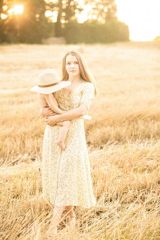 Sommer-Fotoshooting auf dem Feld. Olena Fritz Fotografie