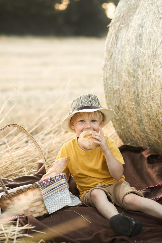 Sommer-Fotoshooting auf dem Feld. Olena Fritz Fotografie