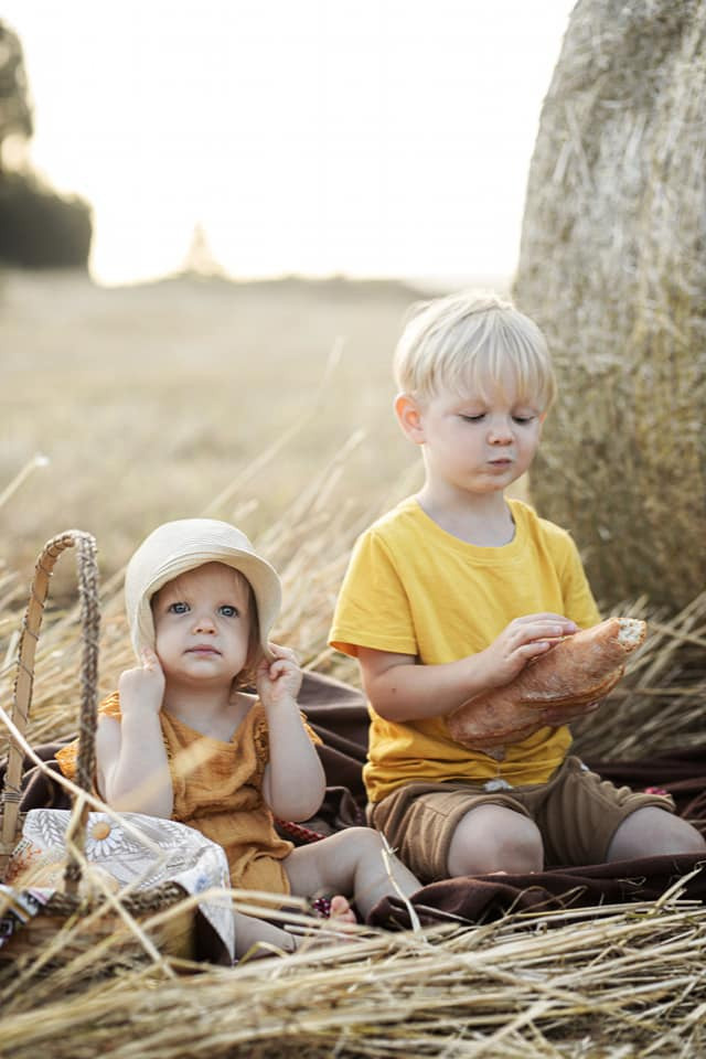Sommer-Fotoshooting auf dem Feld. Olena Fritz Fotografie