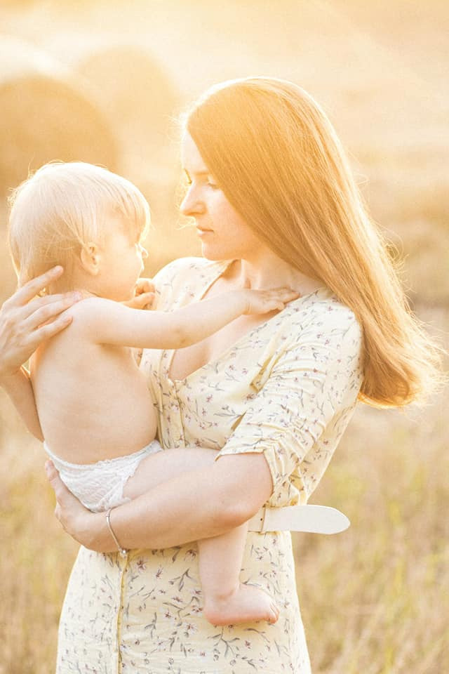 Sommer-Fotoshooting auf dem Feld. Olena Fritz Fotografie