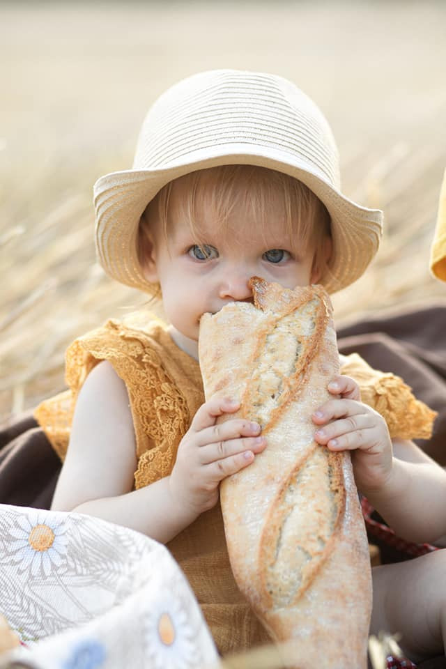 Sommer-Fotoshooting auf dem Feld. Olena Fritz Fotografie