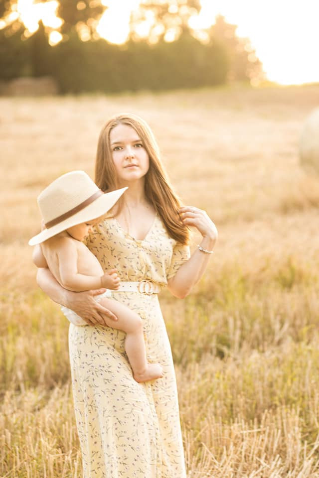 Sommer-Fotoshooting auf dem Feld. Olena Fritz Fotografie
