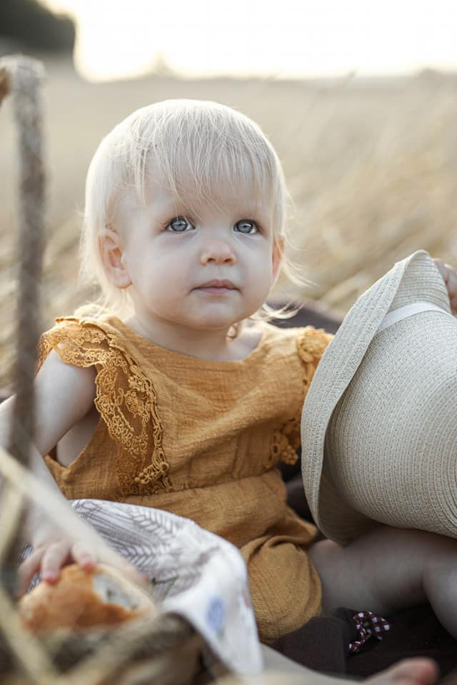 Sommer-Fotoshooting auf dem Feld. Olena Fritz Fotografie