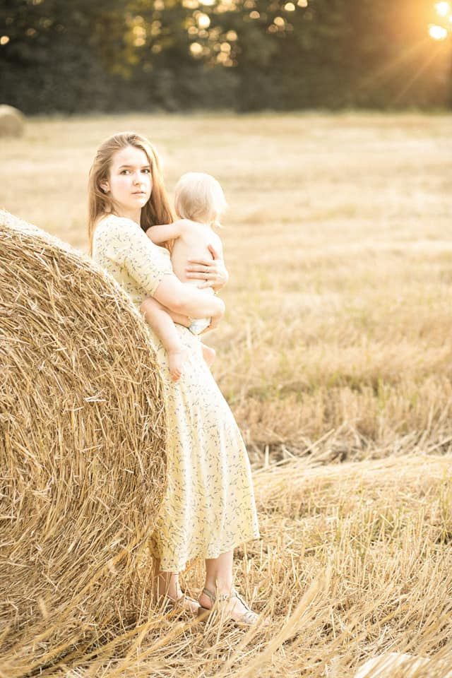 Sommer-Fotoshooting auf dem Feld. Olena Fritz Fotografie