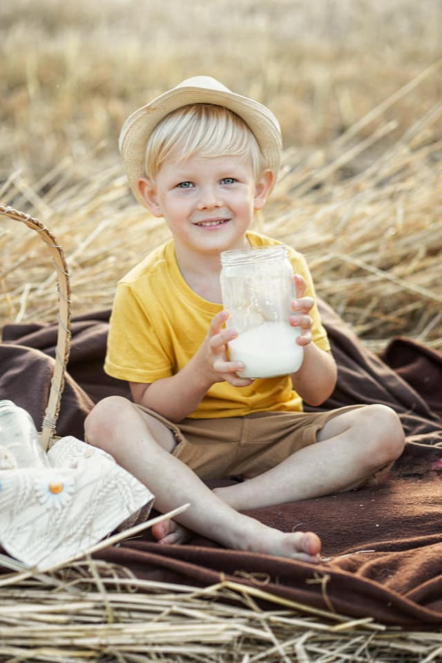 Sommer-Fotoshooting auf dem Feld. Olena Fritz Fotografie
