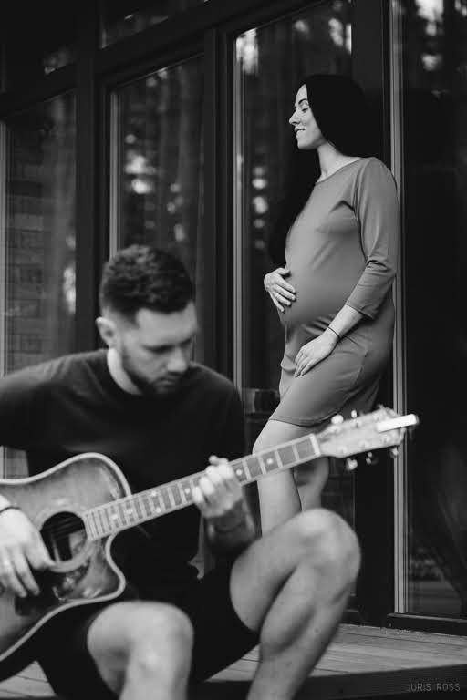 Gaidību fotosesija Jūrmalā ar  ģitāru un ģimenes mīluli kaķi