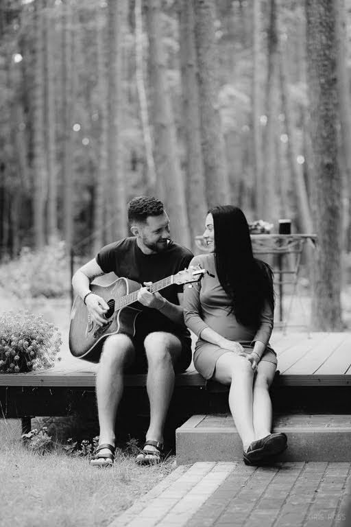 Gaidību fotosesija Jūrmalā ar  ģitāru un ģimenes mīluli kaķi