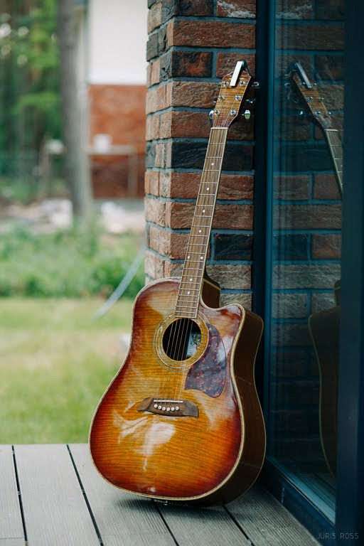 Gaidību fotosesija Jūrmalā ar  ģitāru un ģimenes mīluli kaķi