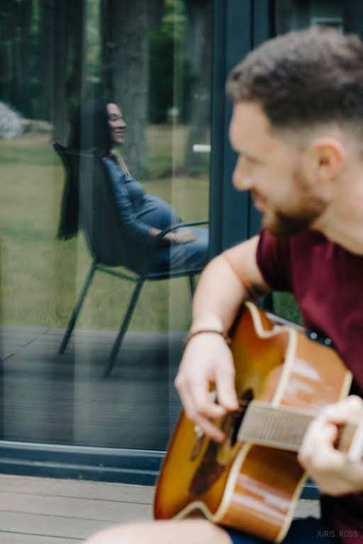 Gaidību fotosesija Jūrmalā ar  ģitāru un ģimenes mīluli kaķi