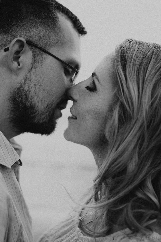 Pāra pirmskāzu fotosesija pie jūras ar saldējumu, smiekliem un saulrie