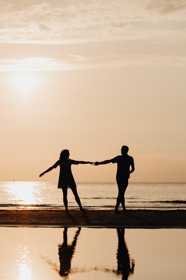 Pāra pirmskāzu fotosesija pie jūras ar saldējumu, smiekliem un saulrie