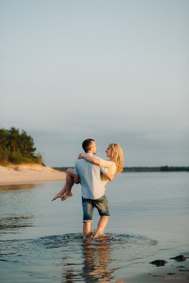 Pāra pirmskāzu fotosesija pie jūras ar saldējumu, smiekliem un saulrie