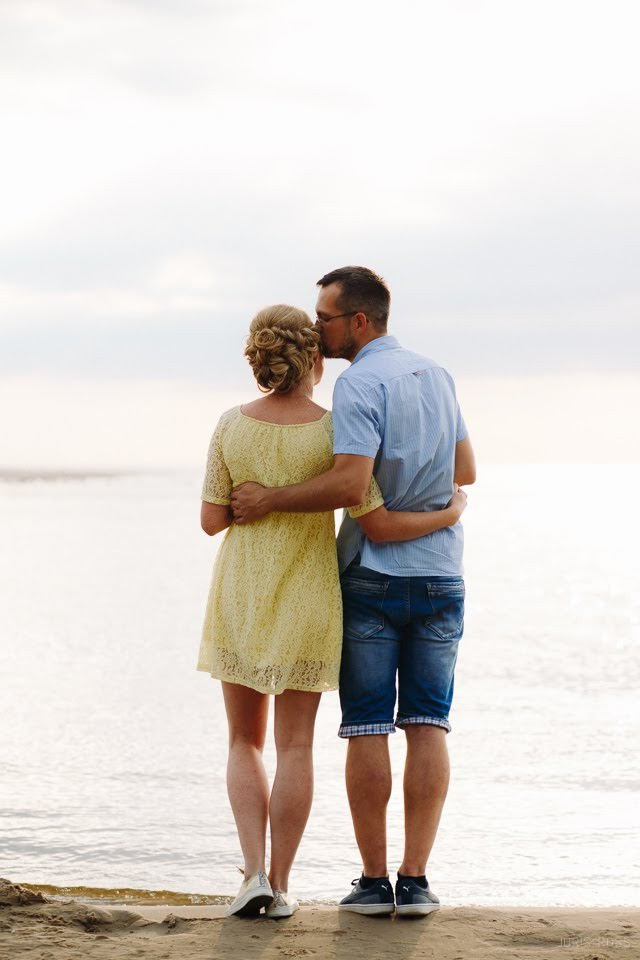 Pāra pirmskāzu fotosesija pie jūras ar saldējumu, smiekliem un saulrie