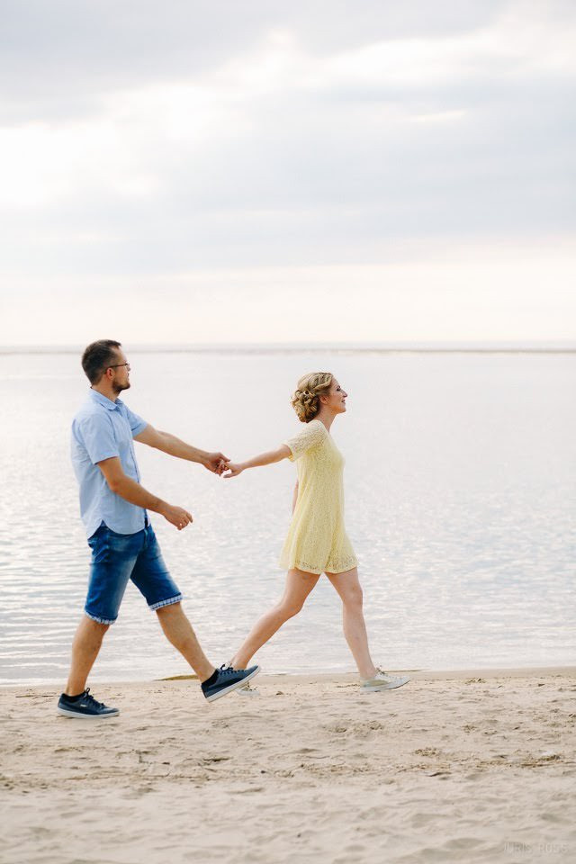 Pāra pirmskāzu fotosesija pie jūras ar saldējumu, smiekliem un saulrie