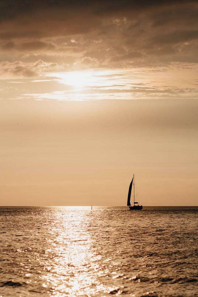 Pāra pirmskāzu fotosesija pie jūras ar saldējumu, smiekliem un saulrie