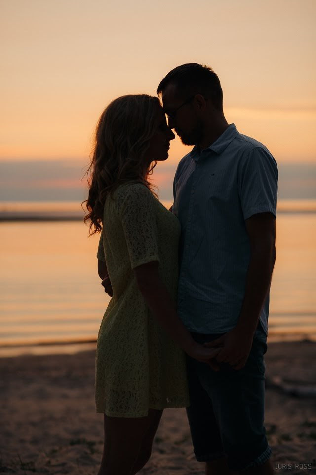 Pāra pirmskāzu fotosesija pie jūras ar saldējumu, smiekliem un saulrie