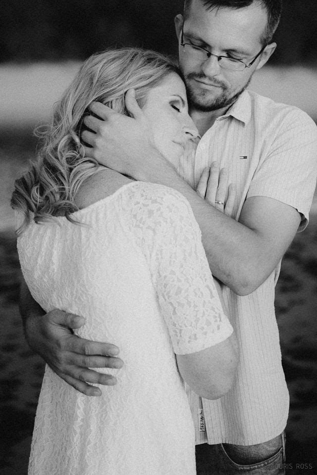 Pāra pirmskāzu fotosesija pie jūras ar saldējumu, smiekliem un saulrie