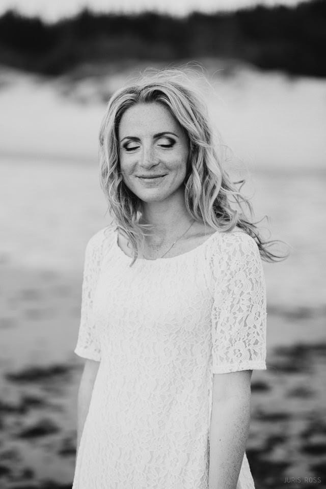 Pāra pirmskāzu fotosesija pie jūras ar saldējumu, smiekliem un saulrie