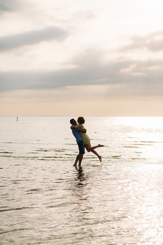 Pāra pirmskāzu fotosesija pie jūras ar saldējumu, smiekliem un saulrie
