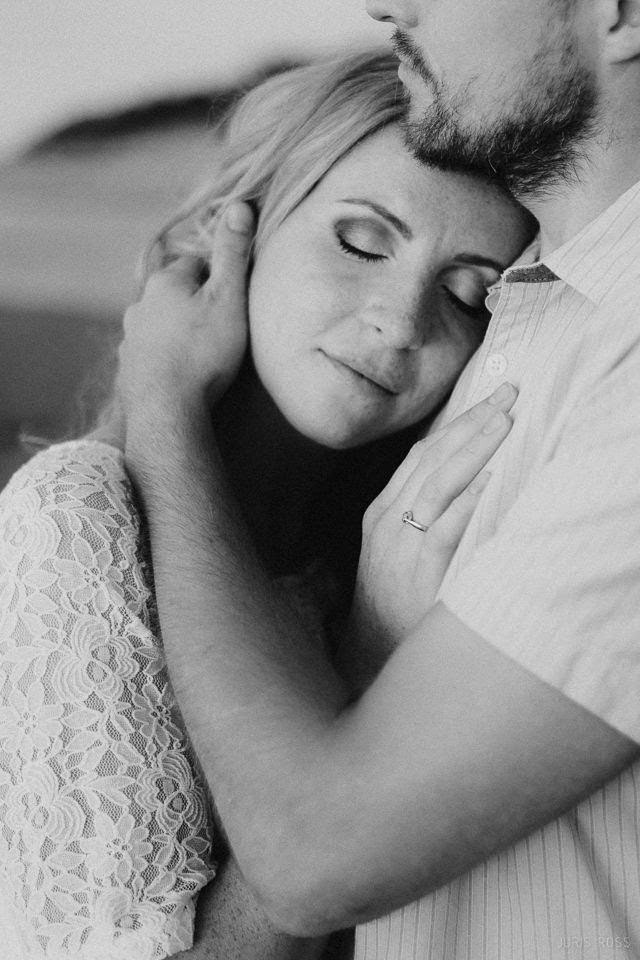 Pāra pirmskāzu fotosesija pie jūras ar saldējumu, smiekliem un saulrie