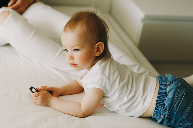 Ģimenes gaidību fotosesija mājās ar bērnu un suni
