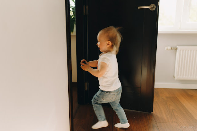 Ģimenes gaidību fotosesija mājās ar bērnu un suni