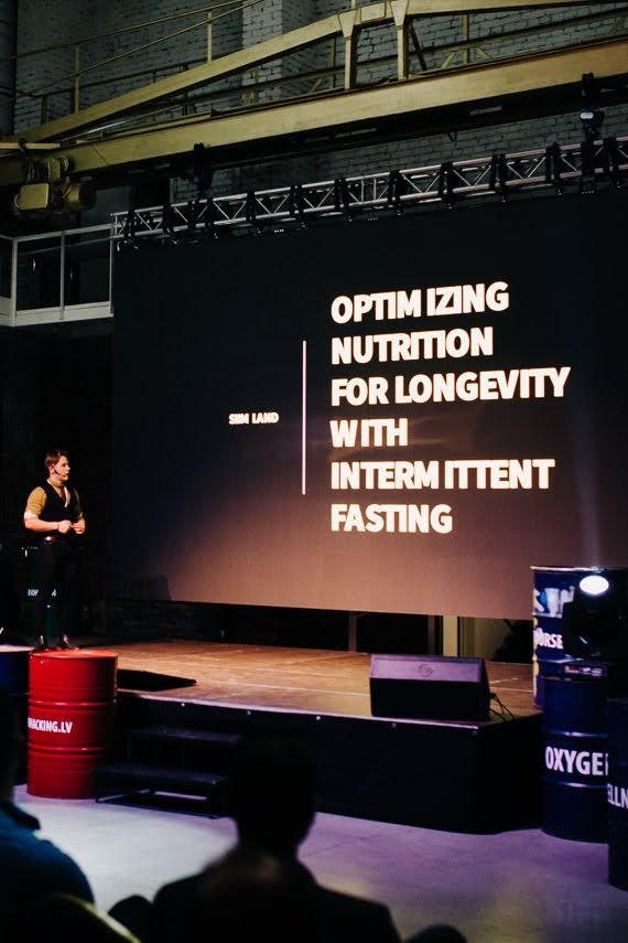 Biohakeru konference 2019 RISEBA hallē par miegu, uzturu, gavēšanu, rū