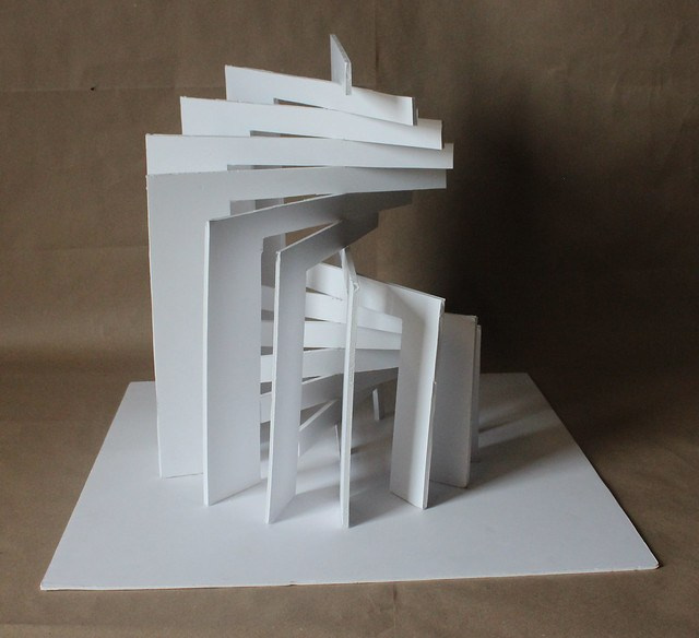 Студенческая модель RISD Spatial Dynamics 2025: объёмная конструкция из картона и пены. Упражнение на ритм и структуру — прямое наследие Vorkurs Баухауса в Rhode Island School of Design.